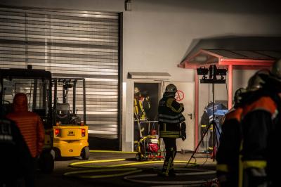 Weinstadt-Endersbach: Verteilerdose loest Brand in Lagerhalle aus